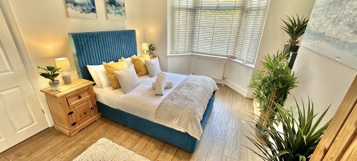 Large Four Bedroom - With Hot Tub and Parking - Sleeps 8 Hotels in Poole