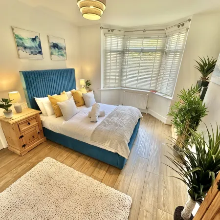 Large Four Bedroom - With Hot Tub and Parking - Sleeps 8