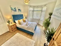 Large Four Bedroom - With Hot Tub and Parking - Sleeps 8