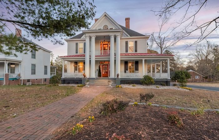 Historical home - walking distance to shops and eateries