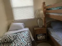 Wildwood apt 4.5 blocks from the beach , huge yard - Apartments