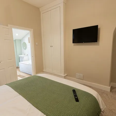 Cosy House in Runcorn: Perfect for Families & Business Travelers! Free Parking Hotels in Runcorn