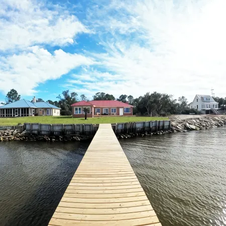 Charming 3-bedroom bay front house with WiFi and AC in fabulous Gulf Shores AL