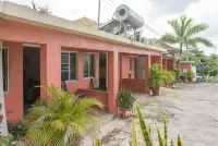 Footsteps to Beach, AC, Fast Wi-Fi, Hot Water Hotels in 