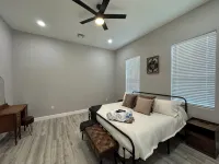 The Mustard Seed Cottage-Charming 3-BR Craftsman conveniently located downtown! - 4-Star