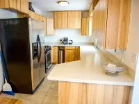 Entire Townhome! near airport, restaurants, and trails! Small back yard! - balcony