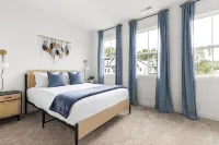 Modern Upscale 4-bedroom condo in Raleigh! - Bungalows