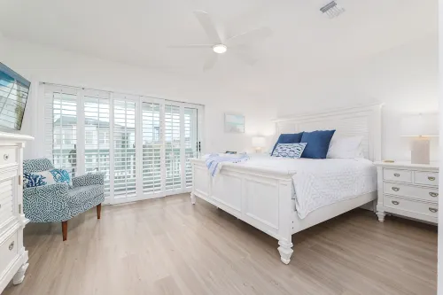 200 ft to toes in the sand...restaurants, shopping, biking, Mayo Clinic nearby! - balcony