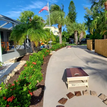Heated Pool, Bikes, Kayaks, Sups, Outdoor Tiki Bar with TV Corn Hole Court