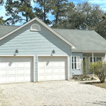 Crabby Nav's Retreat: 3-bedroom house in charming Pawleys Island with WiFi, AC