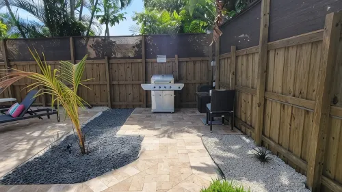 Designer 3 Br Home Heated Pool 3 mi. from the Beach & Downtown Private Backyard - 4 estrellas