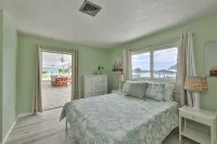 Spacious waterfront home in Apollo Beach w/ private swimming pool and boat dock. - 3 stjerner
