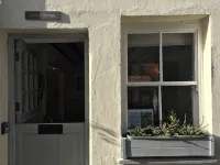 HOWTON COTTAGE - village cottage on coast path next to beaches - Wifi
