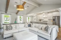 The Palm - East Beach Private Retreat - Saltwater Pool, Hot Tub, Beach Access! - 4성급
