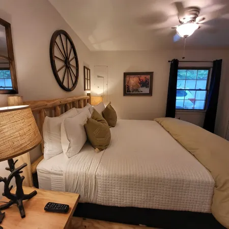 Relax in comfort at the Alpine Cottage 2 which is centrally located in Helen.