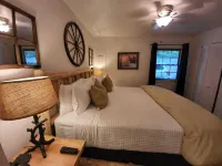 Relax in comfort at the Alpine Cottage 2 which is centrally located in Helen. - 3-Star