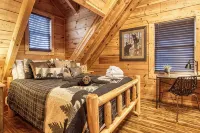 Storybook Bear Cabin Near Dollywood • 2Br + Kids Loft • Hot Tub • Resort Pool - Alphydda