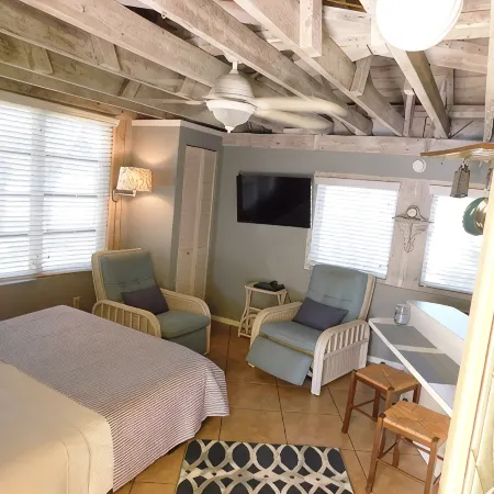 Unique and Charming--Waterfront Studio Cottage - Queen bed & Dock