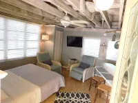Unique and Charming--Waterfront Studio Cottage - Queen bed & Dock - Homestays