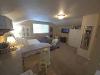 PRIVATE and PEACEFUL living unit, with a view of Mt. Rainier. Close to downtown. - 무료 와이파이