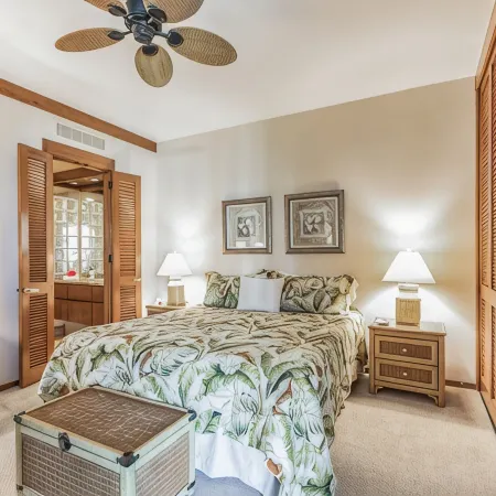 2 Bedroom Luxury Condo at the Terrace. Walk to Beach & Hotel.