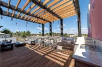 Beautiful Modern 2-Bed in DT Vista! - balcón