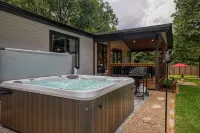 LUXURY FARMHOUSE, 2 Living spaces, Sleeps 12, PRIVATE in the mtns, 10min to town - Homestays