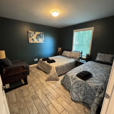 Charming 2-bedroom apartment in superb Bennington with WiFi