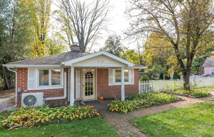 Cozy Cottage near Lake & Skiing, Hot Tub, fireplace & Fire-pit, Pets Allowed