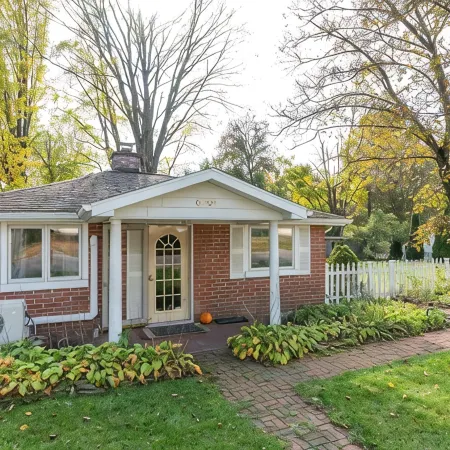 Cozy Cottage near Lake & Skiing, Hot Tub, fireplace & Fire-pit, Pets Allowed