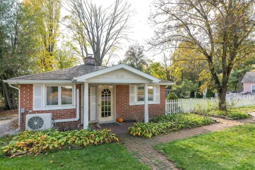 Cozy Cottage near Lake & Skiing, Hot Tub, fireplace & Fire-pit, Pets Allowed - Wifi