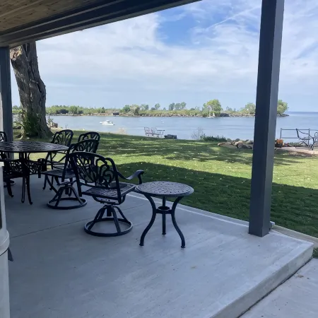 LAKESIDE RETREAT-Overlooking the scenic beauty of Lake Erie, Lorain,Ohio