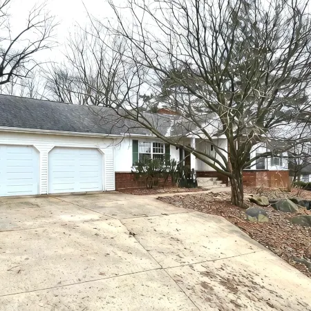 Secluded Serenity Lg 4beds, 2.5 bath near Downtown