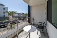 Beautiful Modern 2-Bed in DT Vista! - WiFi