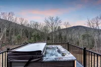 Dreamtime Hillside Cabin w/ hot tub, fire pit, expansive deck - 샬레 호텔