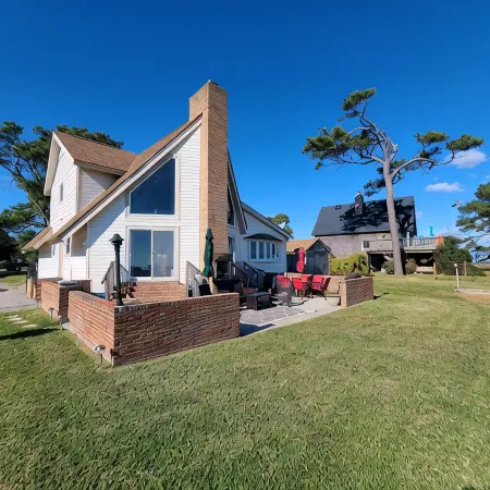 Beautiful Waterfront Vacation Rental on the Currituck Sound