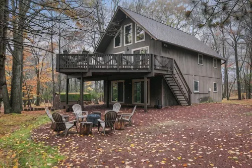 3-story Cabin in the Woods! Lake Harmony, 5BR, Firepit, Game Room, Wi-Fi, Deck - Chalets