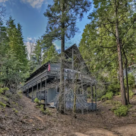 Cozy Escape- Walking Distance to Village!