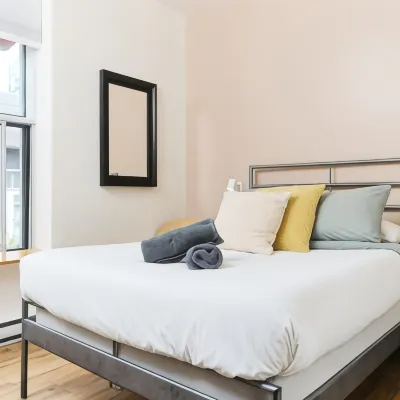 Auberge Saintlo Montréal Hostel Hotels near Bell Centre