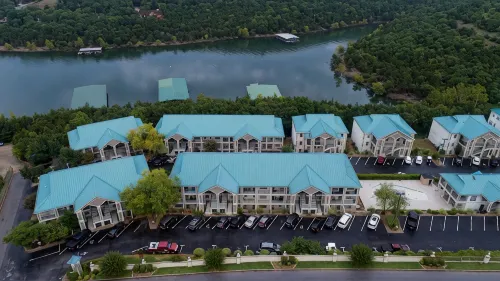 Beautiful 2BR/2BA Penthouse Condo Overlooking Table Rock Lake! - Pools