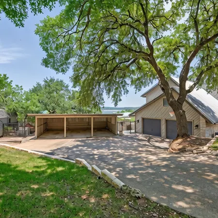 Lake Travis Oasis, Pool, Hot Tub, Lake Views, Near Marinas & Austin!