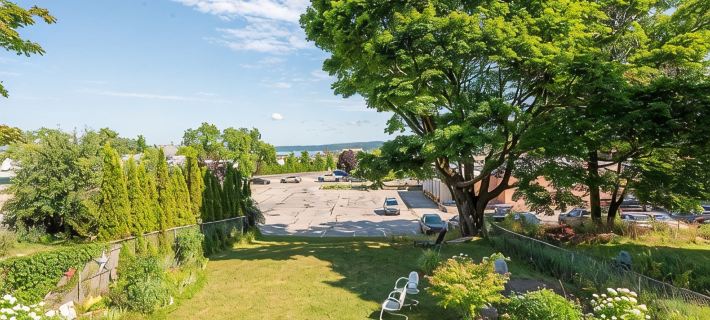 Unit 1: Beautiful townhouse near to Petoskey shopping, restaurants and trails. Hotels in Petoskey