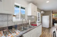 Modern mountain retreat! - Pet friendly - wi-fi - 3-Star