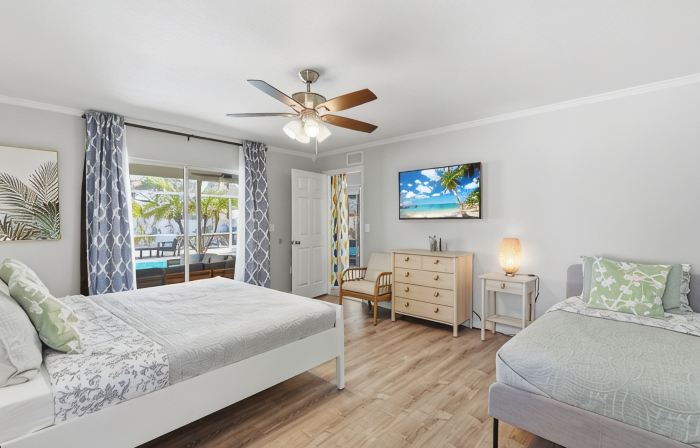 Free Heated Pool, Baby Gear, Shuffleboard, EV charger, Near beach, UTC mall, SRQ