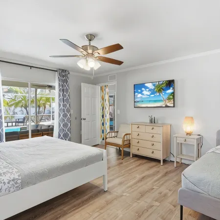 Free Heated Pool, Baby Gear, Shuffleboard, EV charger, Near beach, UTC mall, SRQ Hotels in Whitfield