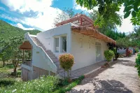 บ้านอ้อมกอดขุนเขา - โรงแรมราคาถูก