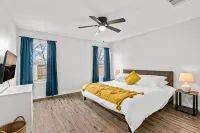 Modern Family Friendly Home with Garage, Big Yard - Homestays