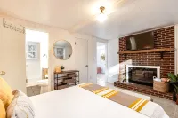Hilltop Hideaway: Lakefront Cottage in the Smoky Mountains - 4-Star