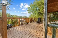 Big Mike's Cabin on the lake, next to ball diamonds nestled in 3 -cabin village - Wi-Fi