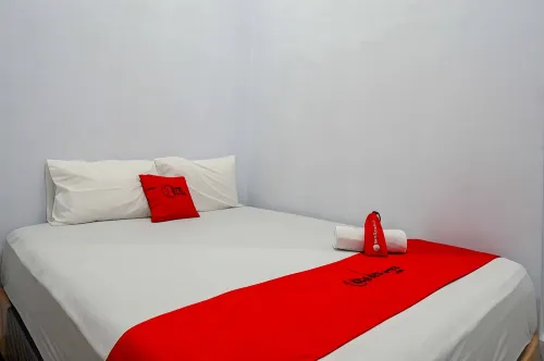 RedDoorz Syariah @ Gatot Subroto Street Bandung 4